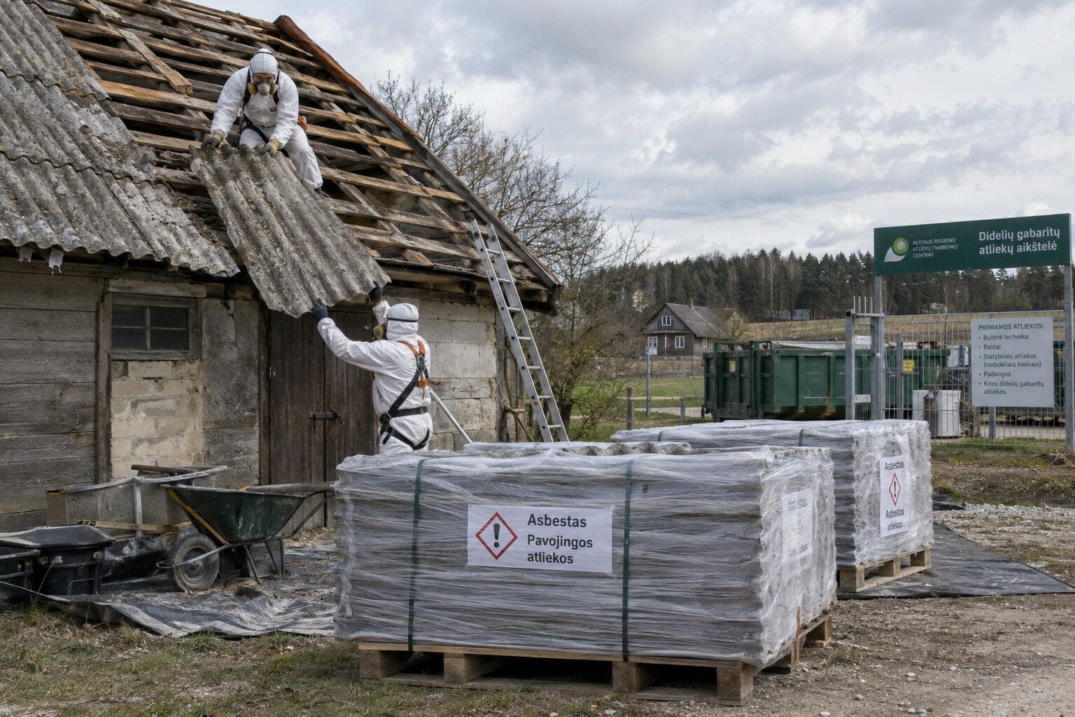 Asbestinis šiferis Lietuvoje: senų stogų keitimas gyventojams kelia pavojingų atliekų tvarkymo problemą