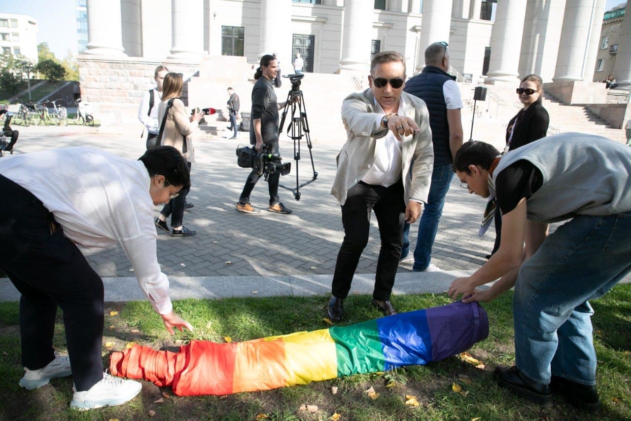 Vakarų vertybės: 30-metis legaliai įžengs pro nepilnamečių mergaičių rūbinės duris? (VIDEO)