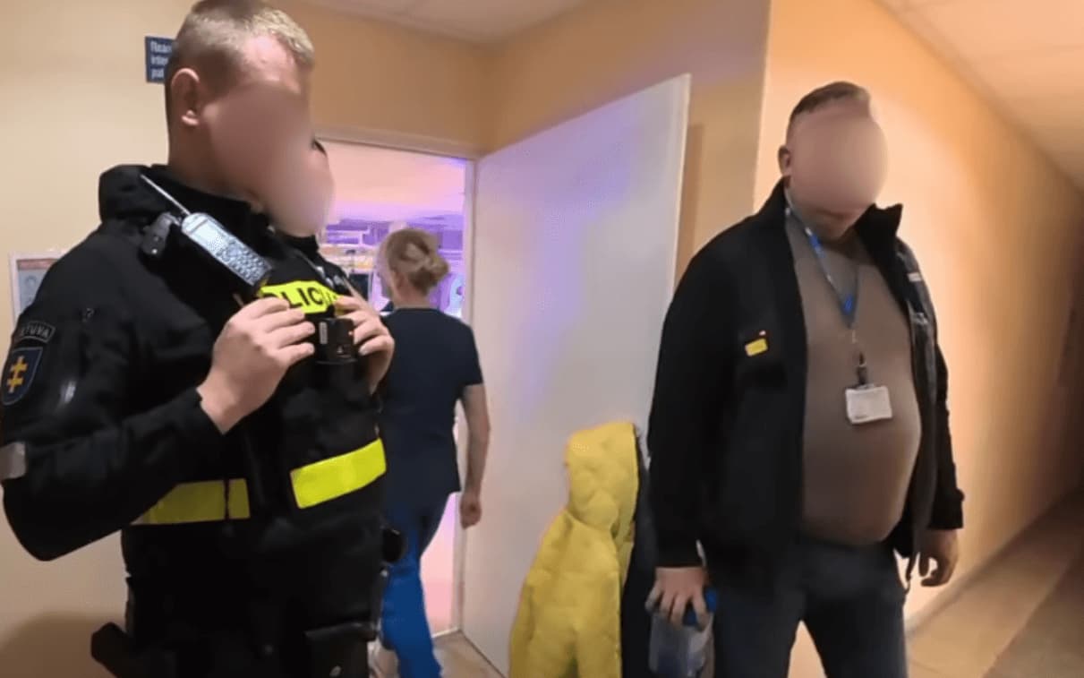 Klaipėdoje naujagimis išplėštas iš motinos: šeima kaltina tarnybas prievarta