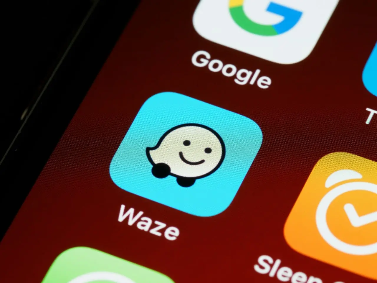 Vairuotojai piktinasi – „Waze“ neberodo policijos įspėjimų