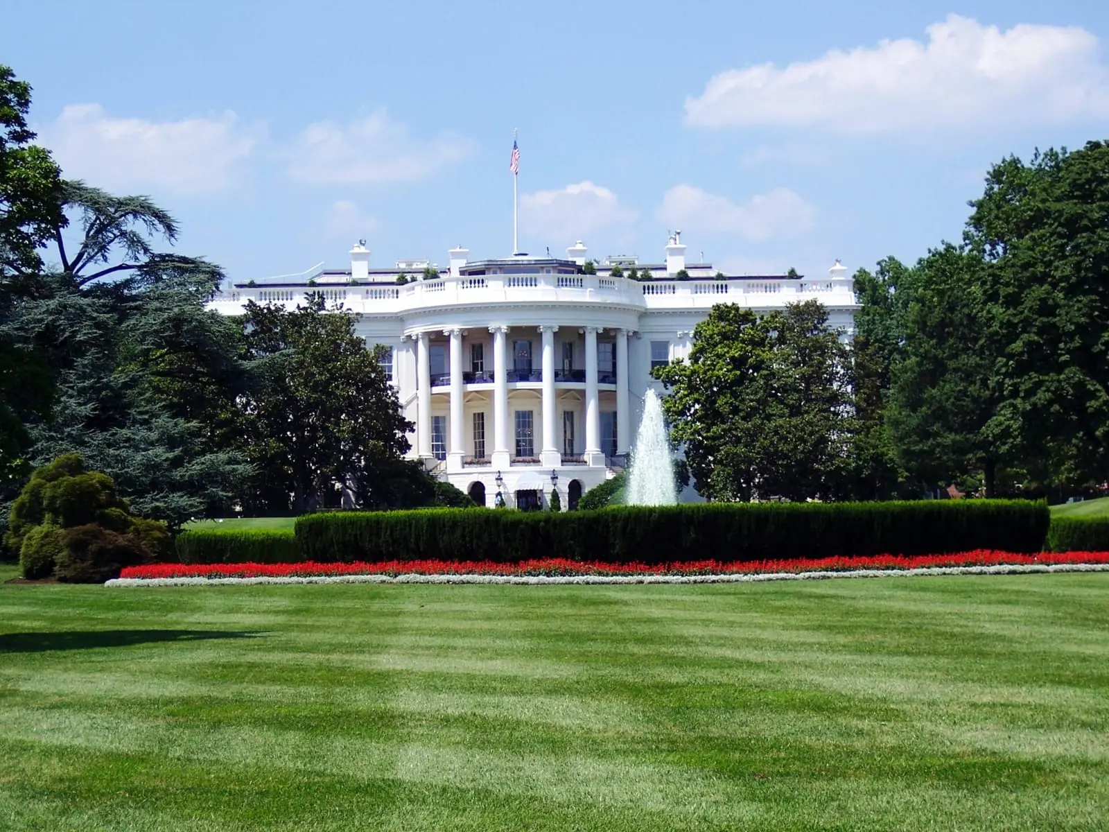 Šaltiniai: D. Trumpo administracija svarsto įpareigoti bankus tikrinti klientų pilietybę