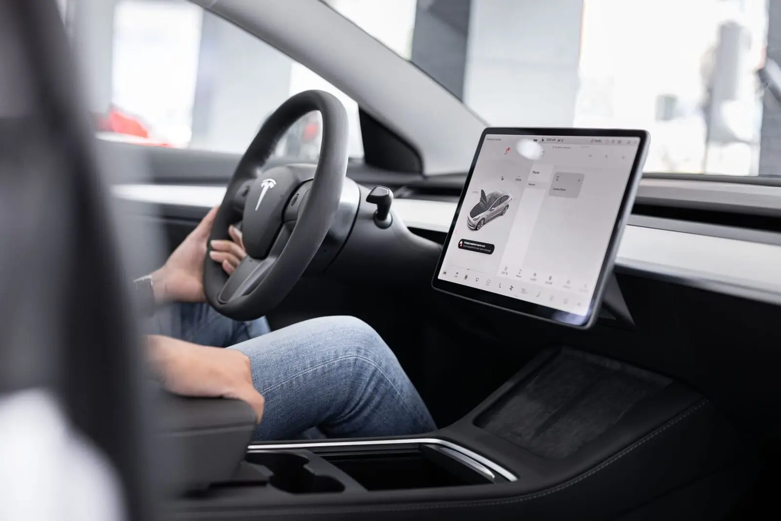 „Tesla“ naujienos: grįžta apskritas vairas, o kainų Kinijoje pokyčiai sulaukė aštrių reakcijų
