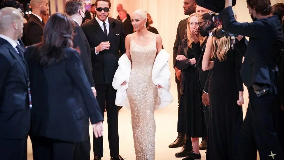 K. Kardashian sulaukė kaltinimų, jog sugadino žymiąją M. Monroe suknelę