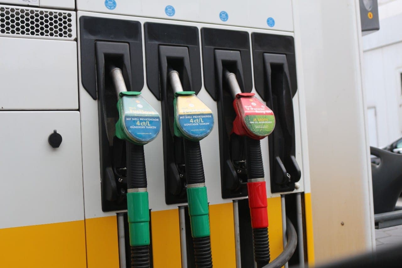 Didindami degalų kainas vers lietuvius sėsti prie elektromobilių vairo