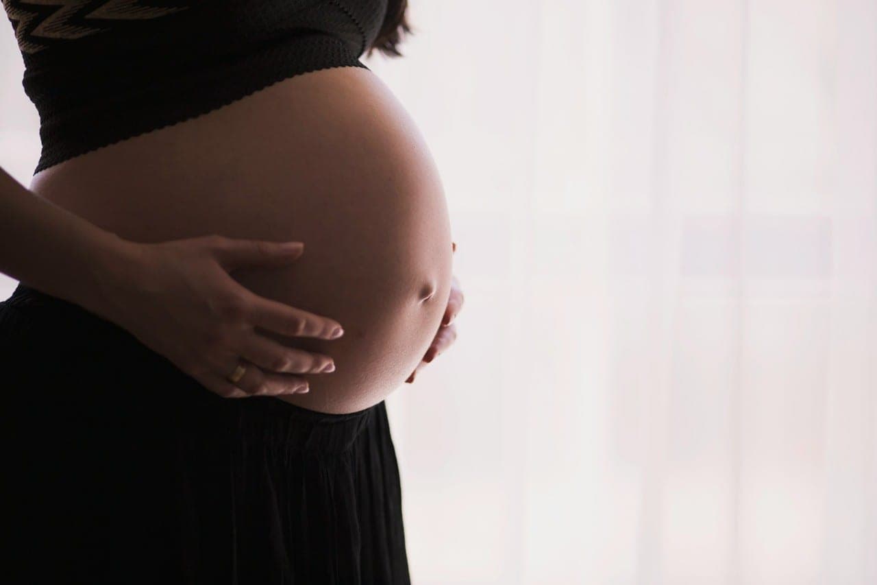 Keičiama surogatinės motinystės tvarka papiktino dalį gyventojų