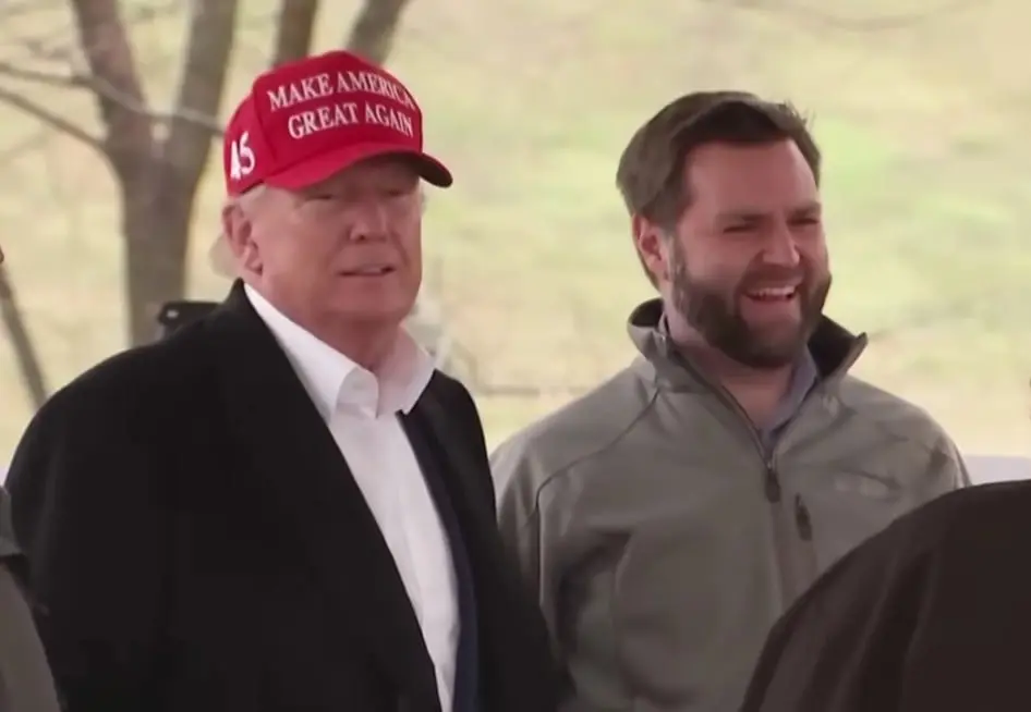 J. D. Vance'as palaiko E. Musko idėją pašalinti elektroninio „balsavimo“ mašinas