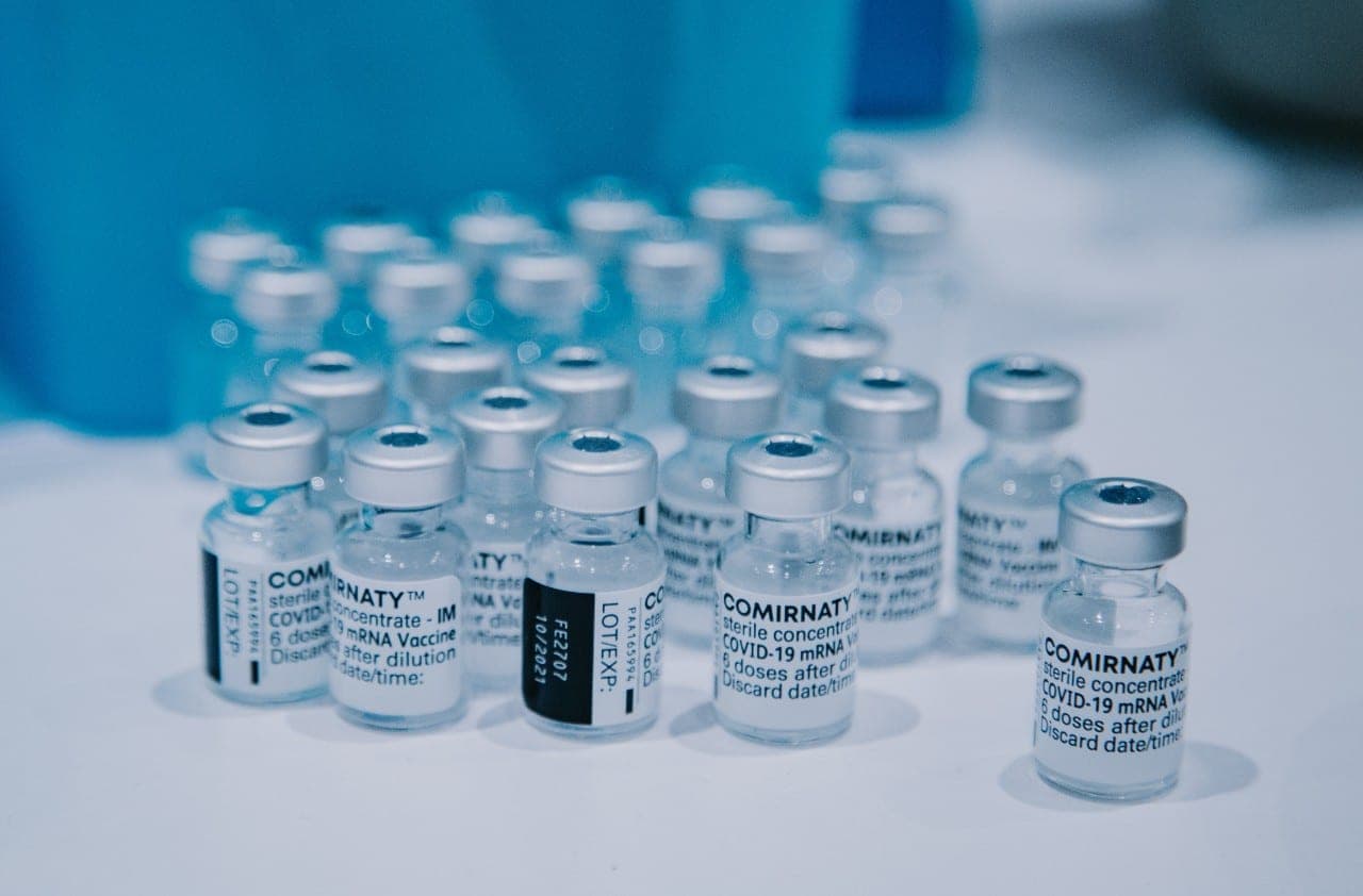 Lenkija nesumokėjo už perteklines COVID-19 vakcinas, „Pfizer“ padavė šalį į teismą