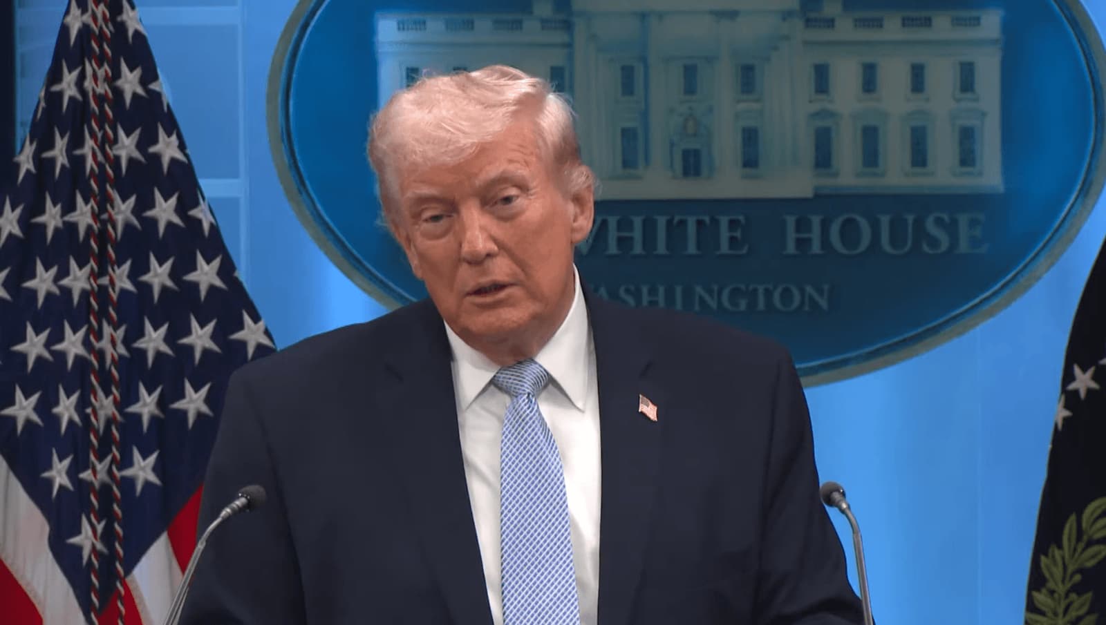D. Trumpas skelbia galutinį ultimatumą Iranui: terminas – iki antradienio vakaro