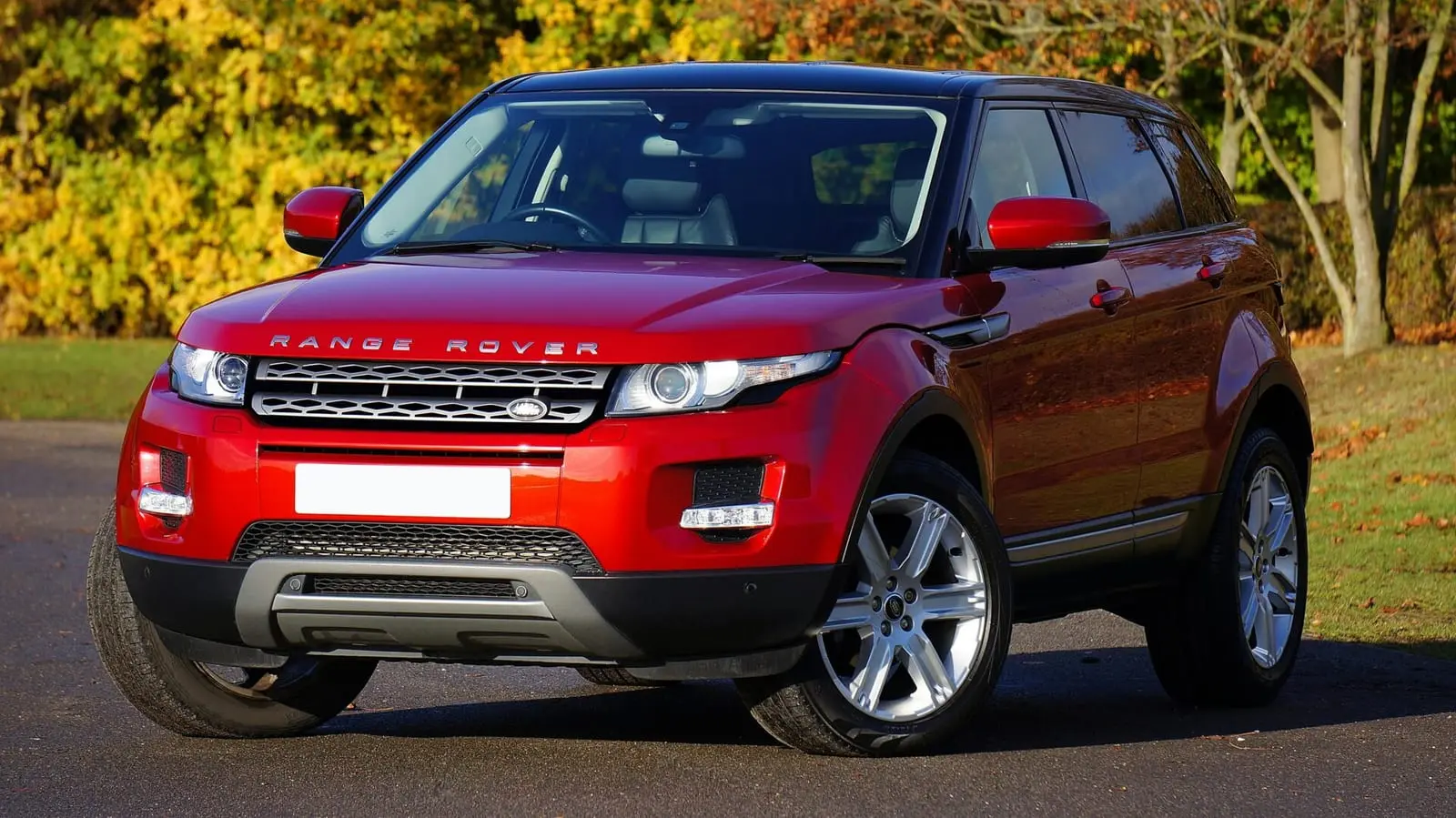 D. Trumpo tarifų poveikis: JK „Jaguar Land Rover“ stabdo automobilių tiekimą į JAV