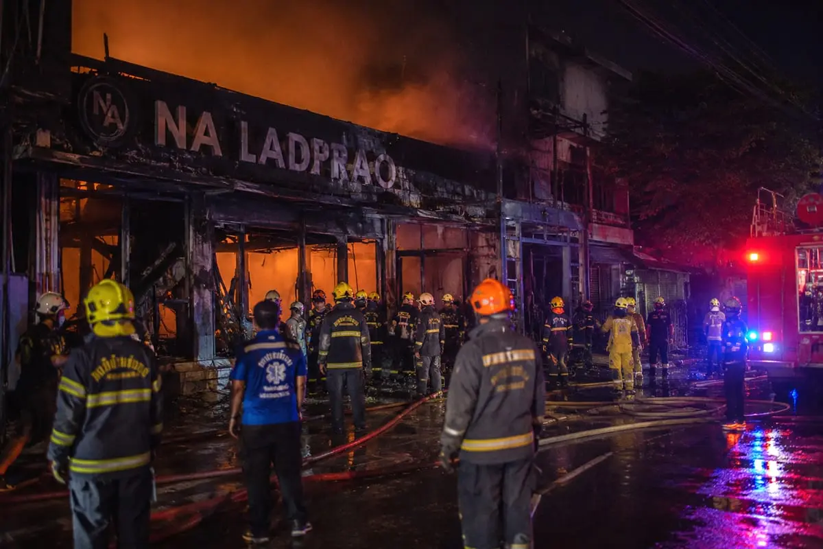 Bankoko bare liepsnos pasiglemžė mažiausiai 27 gyvybes: žmonės buvo įstrigę dūmuose ir nerado išėjimo
