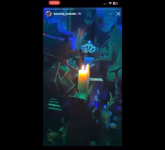 Ant narkotikų platintojo karsto – pusnuogė striptizo šokėja: kas „pasiūlys“ daugiau? (VIDEO)