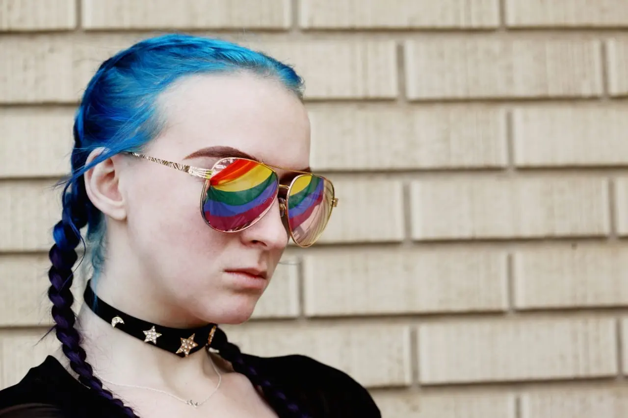 Lyties keitimo manija: pasitelkiant „YouTube“, mergina bandė nusipjauti sau krūtinę