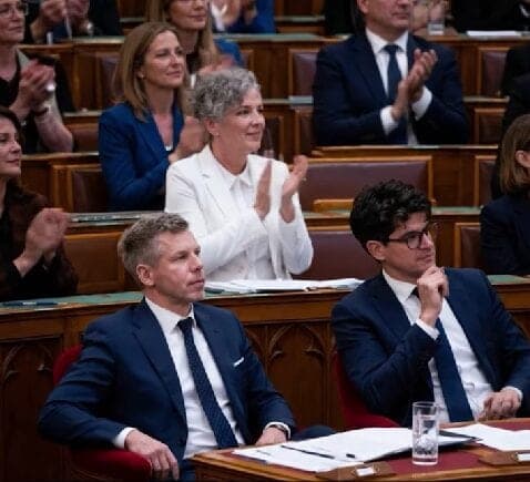 Vengrija „veržiasi diržus“: politikai susimažino atlyginimus beveik perpus
