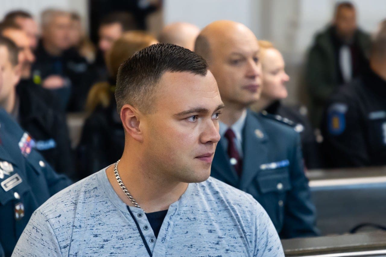 Apklausos moterį sušaudžiusio policininko byloje: neatėmė peilio iš suklupusios moters