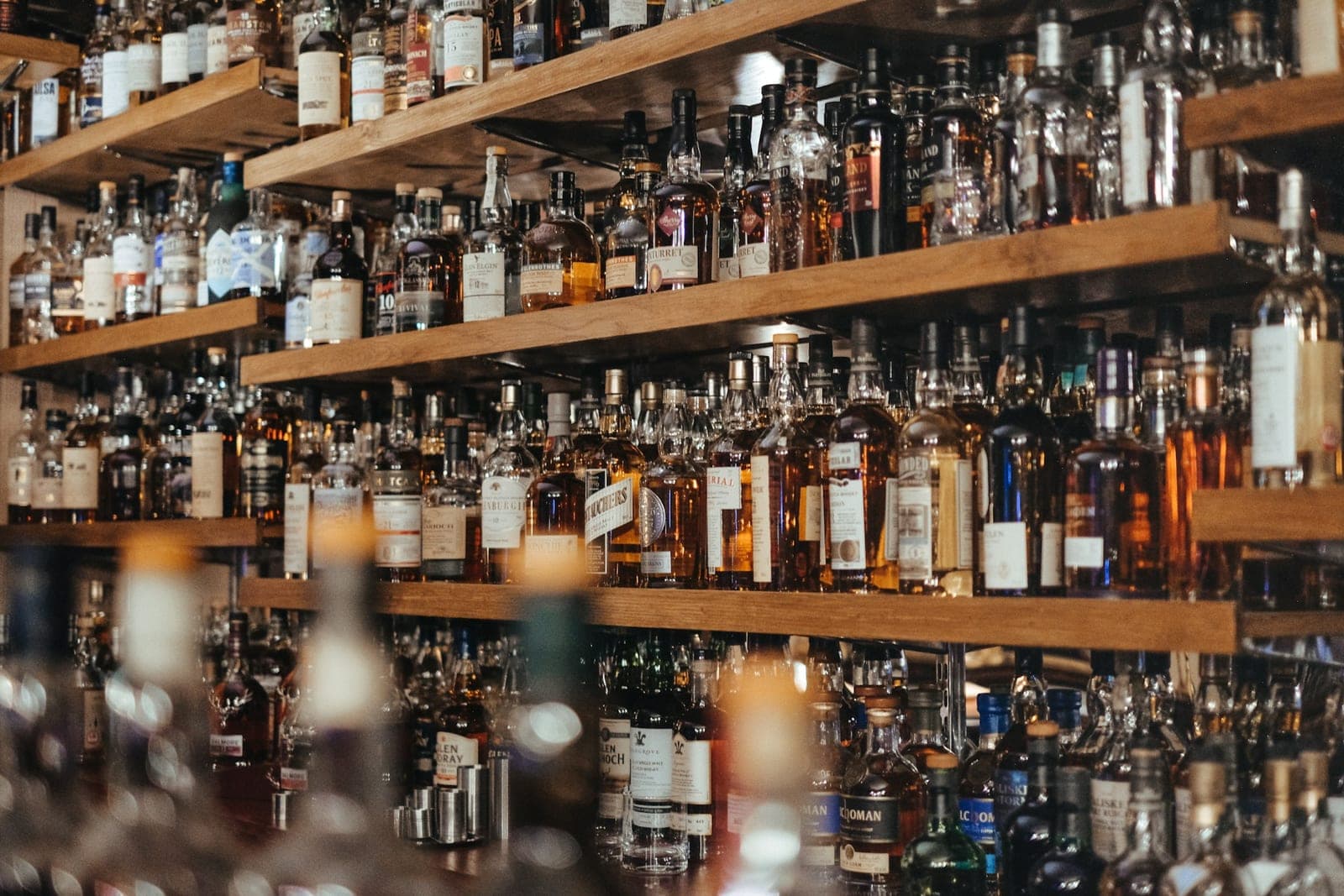 Kanada reaguoja į D. Trumpo tarifus: nebeprekiaus amerikietišku alkoholiu