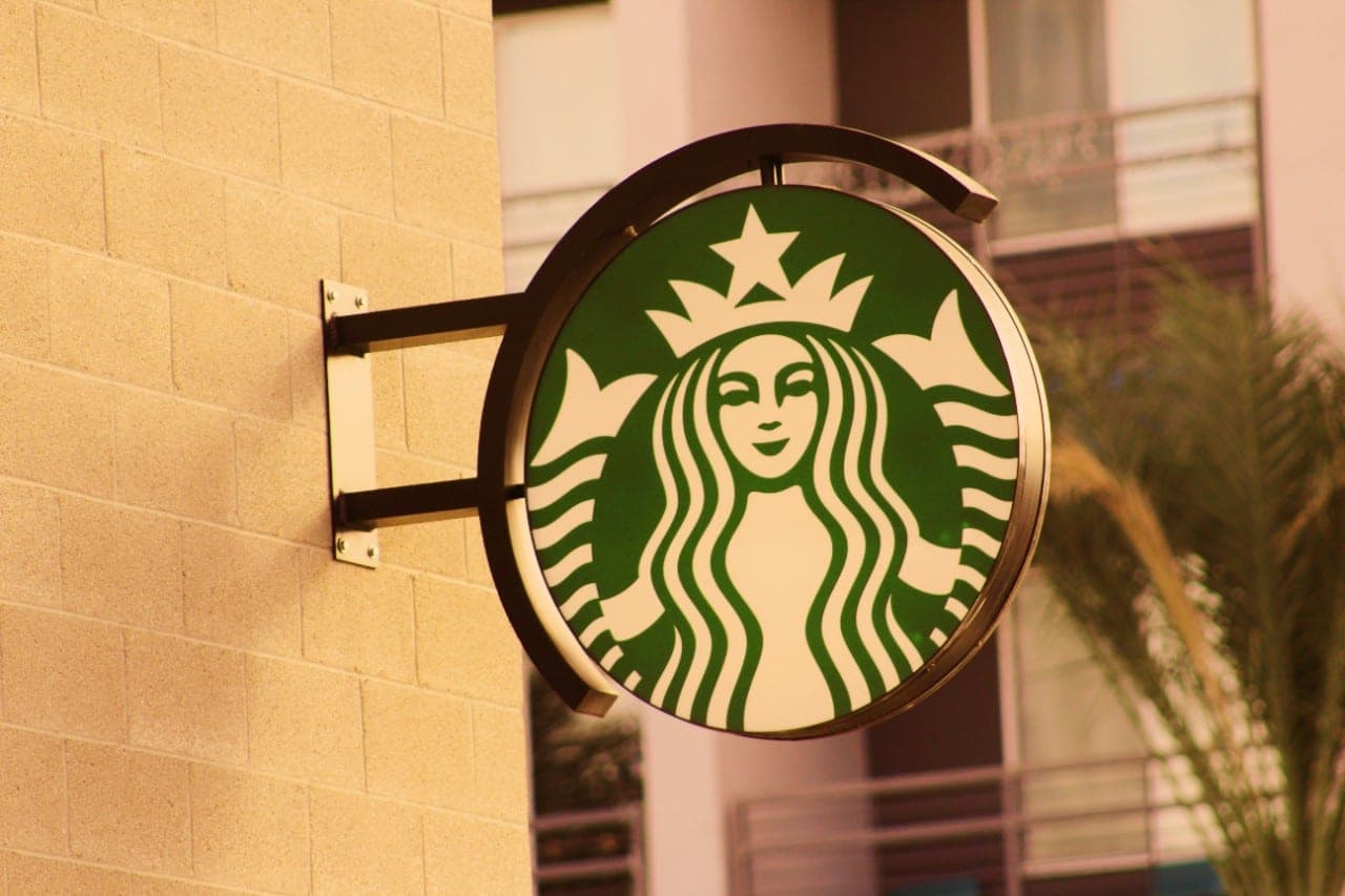 Prieš „Starbucks“ vykdomi protestai nesutrukdė užkariauti Gėrovės šalį?