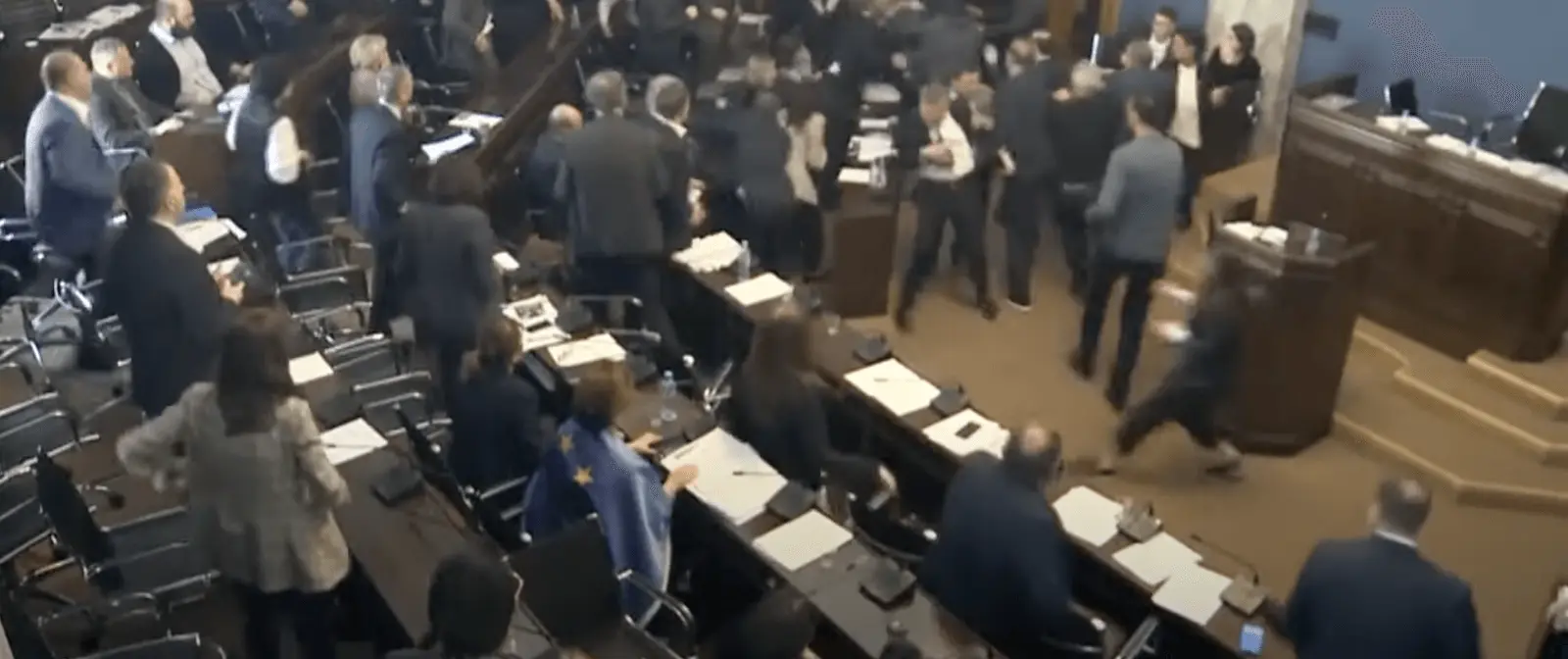 Sakartvelo parlamentarai kibo vieni kitiems į atlapus dėl „užsienio agentų“ įstatymo