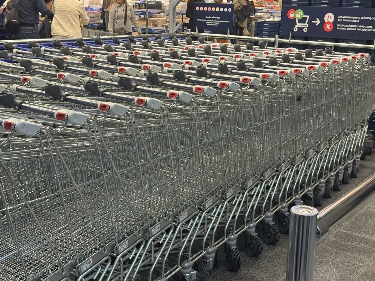 Pirkėjai stebisi: pokalbis su kaimyne prie parduotuvės senoliams kainavo 25 eurus