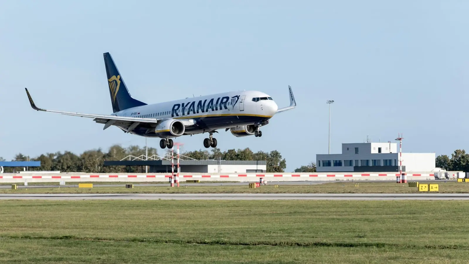 „Ryanair“ skrydis virto košmaru: ore atsikabino langas, keleiviui prireikė skubios medikų pagalbos