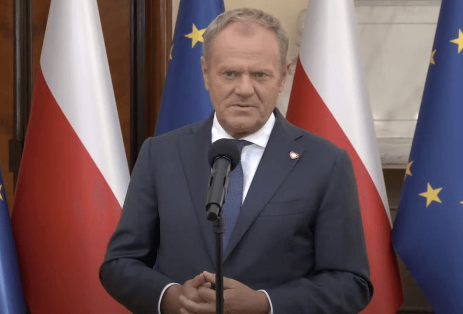 Lenkija imasi griežtų priemonių: planuoja mažinti PVM ir akcizą degalams, ribos kuro kainas