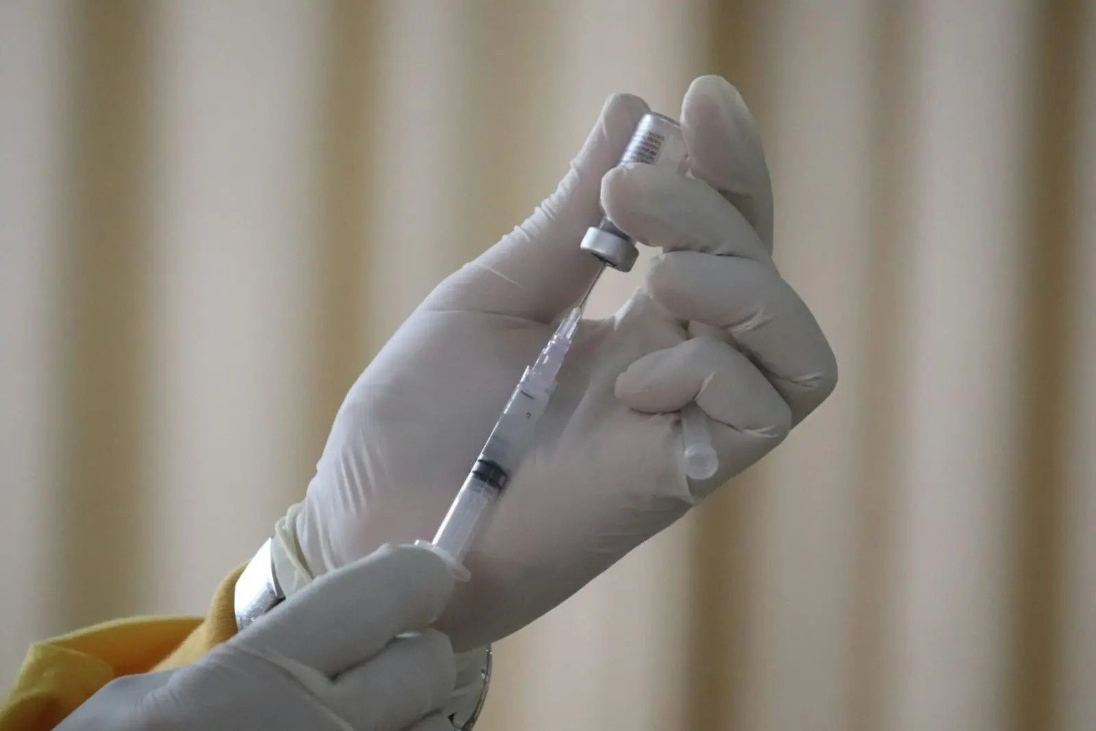 45 Lenkijos medikai teisiami dėl pasisakymų apie COVID-19 vakcinas: gresia netekti licencijų