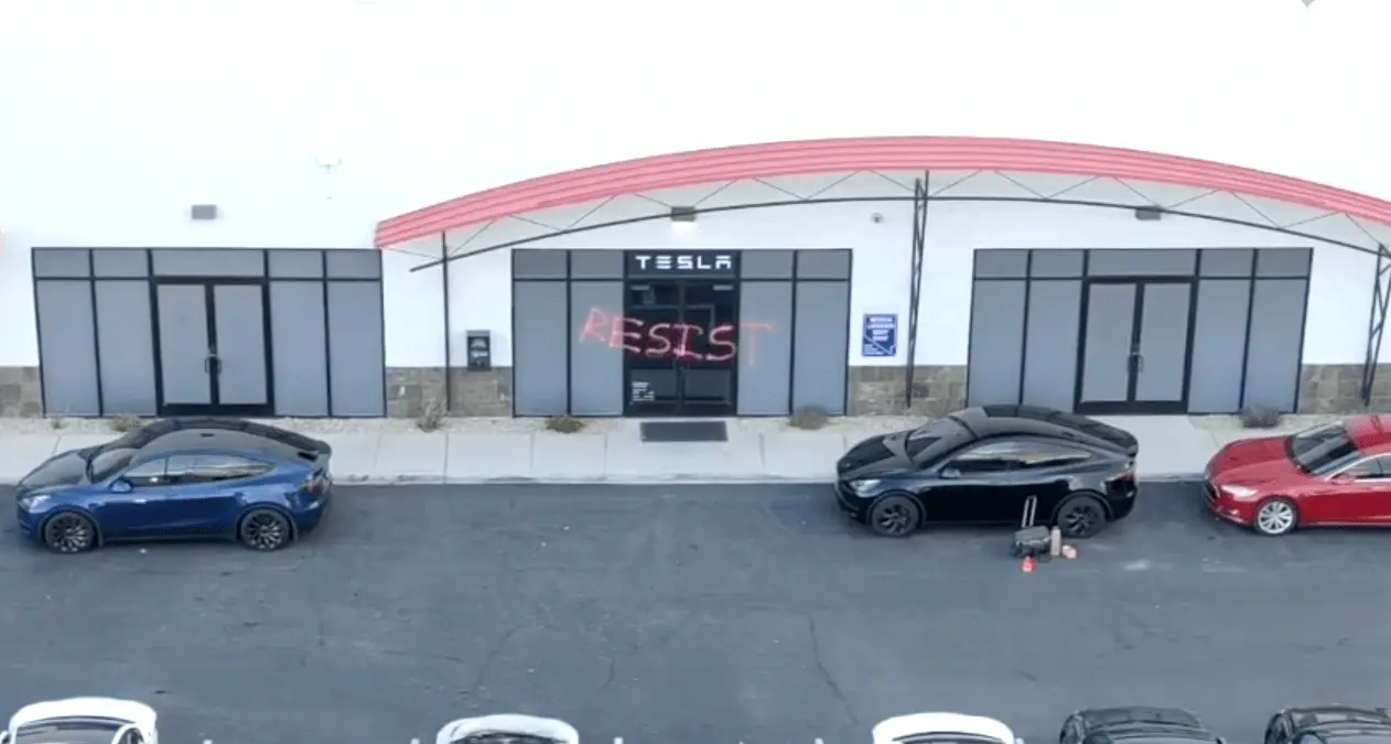 Las Vegaso atstovybėje padegti „Tesla“ automobiliai