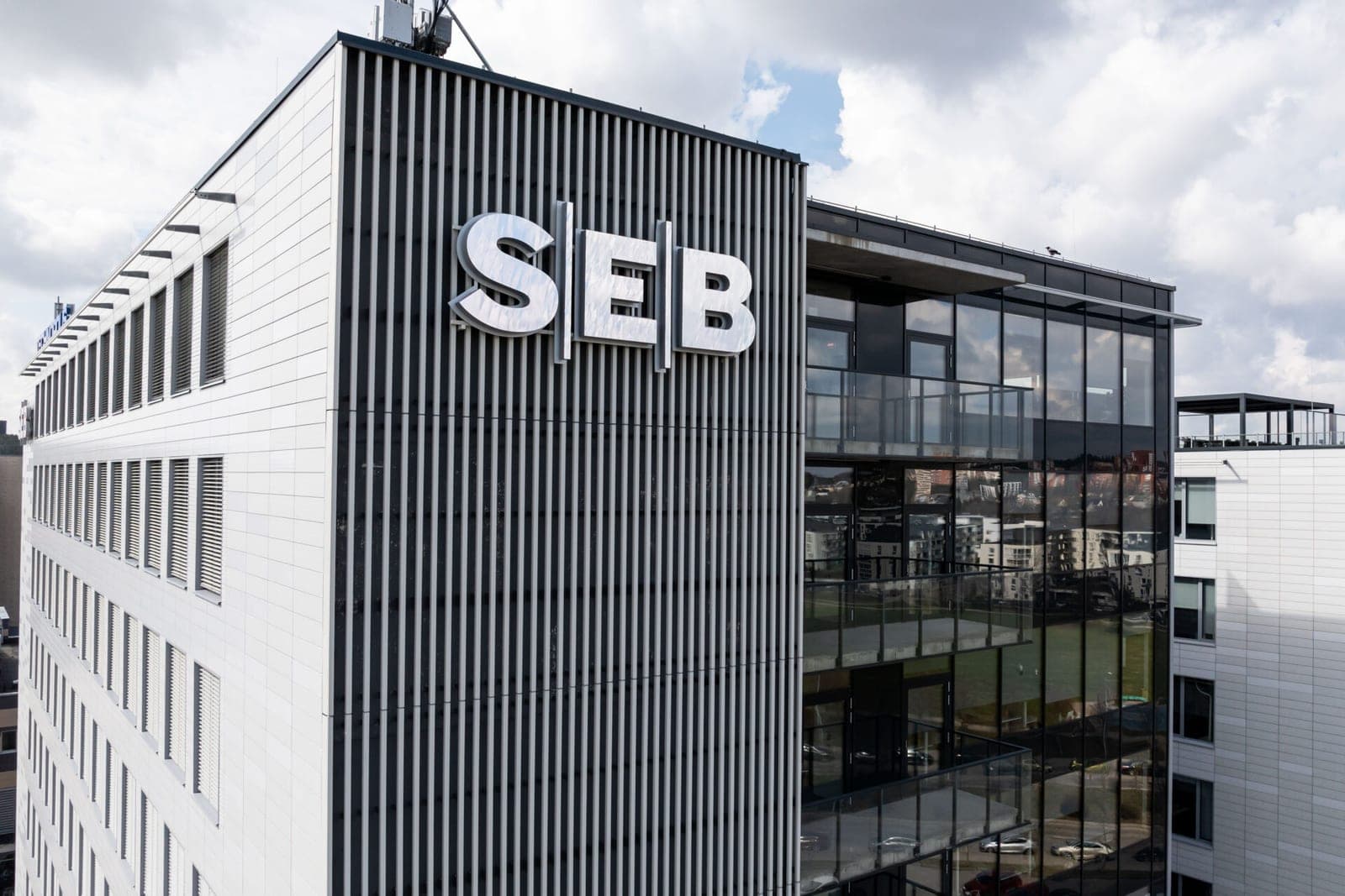 SEB godumas: už 1000 eurų išgryninimą – 20 eurų mokestis