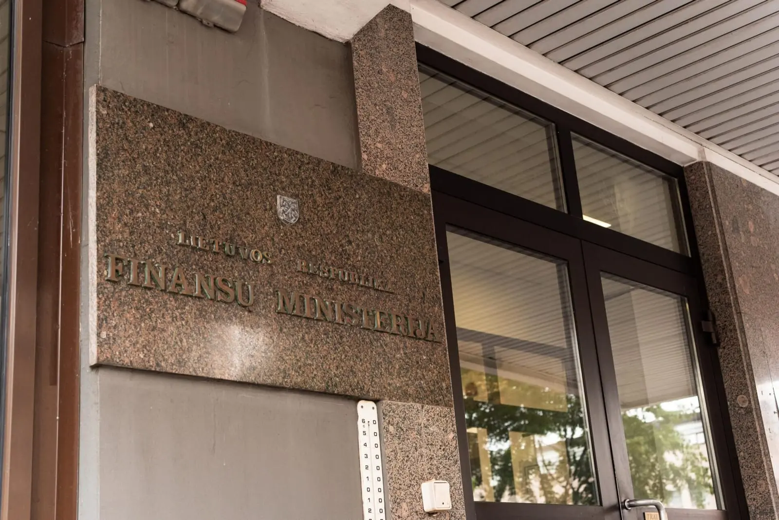 Finansų ministerija siūlo leisti atsiskaityti grynaisiais iki 10 tūkst. eurų
