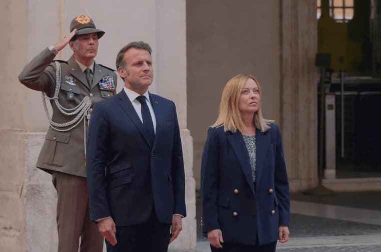 Susikirto Macronas ir Meloni: Paryžius kaltina kišimusi, Roma kalba apie Europos problemą