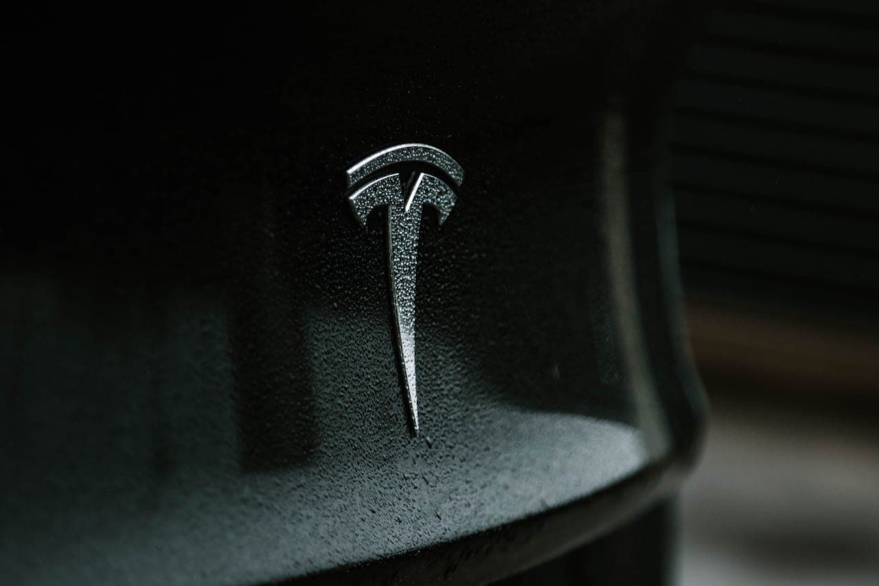 „Tesla“ robotas užpuolė inžinierių įmonės Teksaso gamykloje