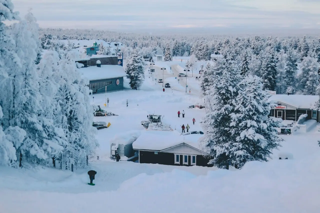 Suomijos kariuomenė įpareigojo dalį šeimų palikti namus