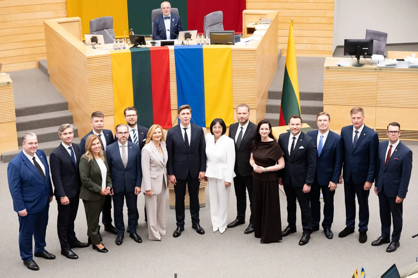 Naujoji Vyriausybė oficialiai pradėjo darbą: prisiekė visi ministrai
