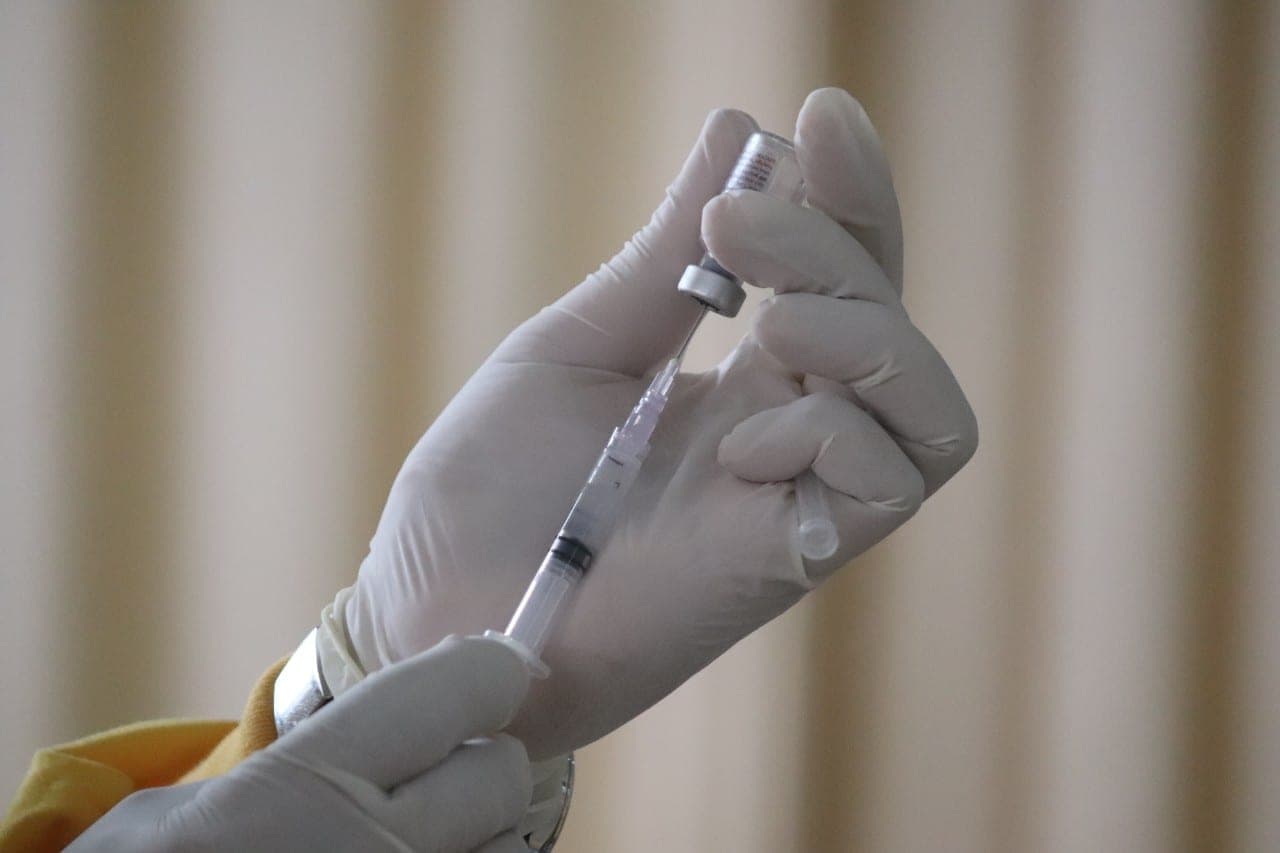 „Pfizer“ vadovas A. Bourla neatsakė nė į vieną žurnalistų klausimą apie vakcinas