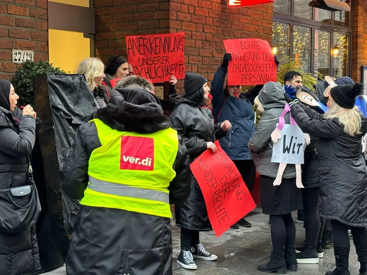 Tiesiogiai iš Brėmeno: protestuojama prieš siūlymus mažinti švietimo specialistų kvalifikaciją