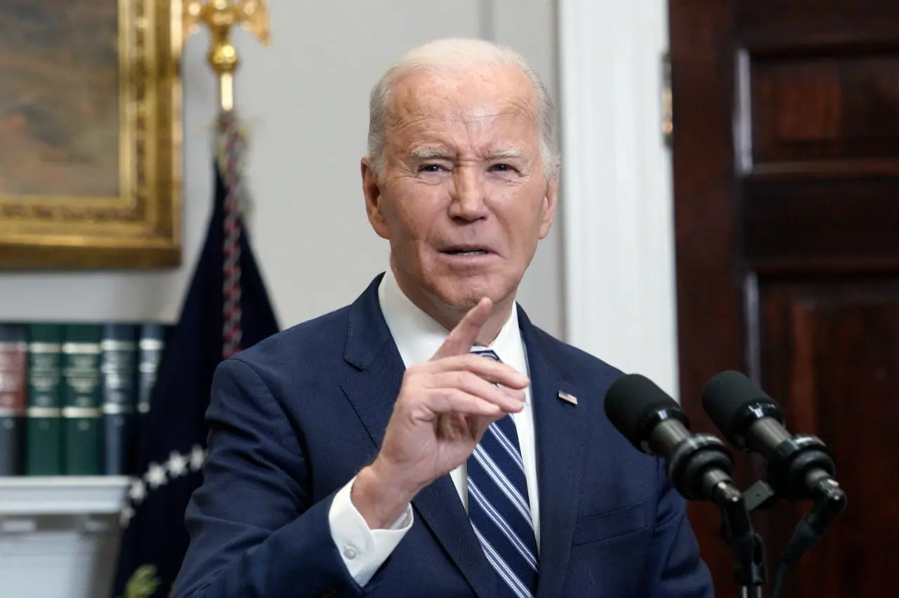 J. Bidenas tapo Drakula: Baltuosiuose rūmuose „kandžiojo“ kūdikius