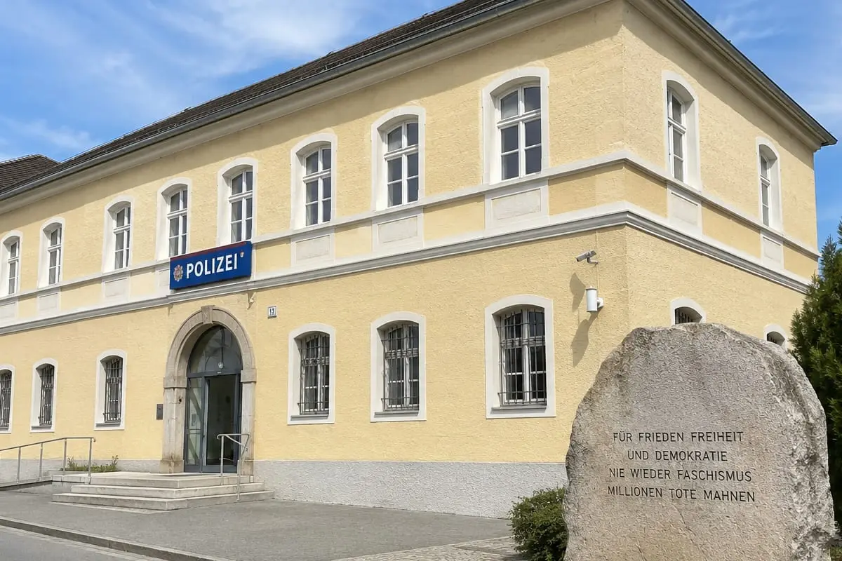 Namas Austrijoje, kuriame gimė Adolfas Hitleris, tapo policijos nuovada: valdžia siekia panaikinti neonacių piligrimystės vietą