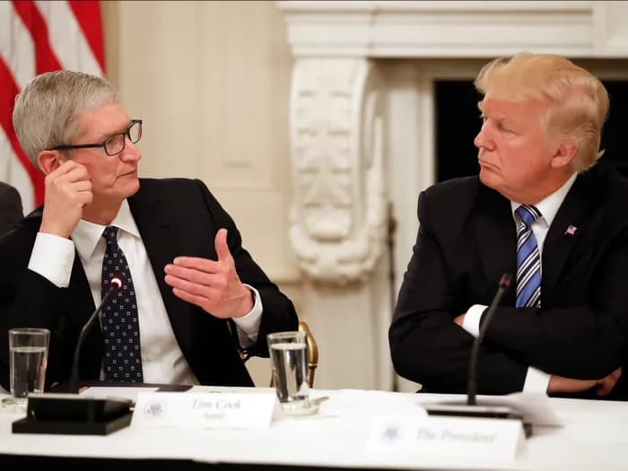 D. Trumpas teigia, kad ne JAV pagamintiems „iPhone“ bus taikomas 25 % tarifas