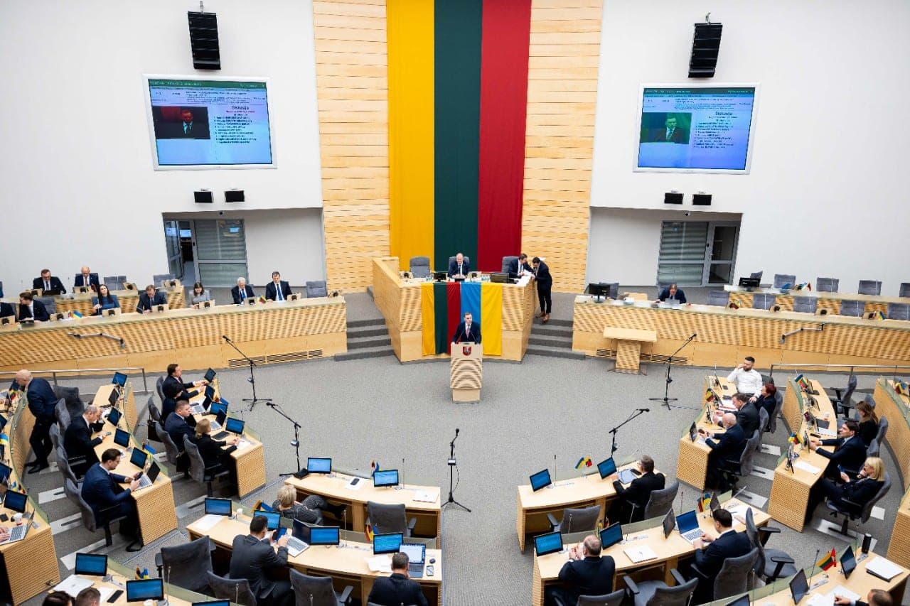Patikslintas 2025 m. biudžetas: didės finansavimas VSD, žvyrkeliams, neformaliam mokinių krepšeliui