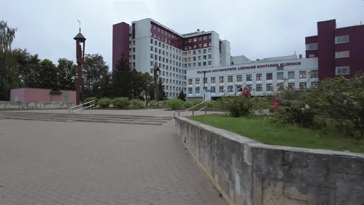 „Darbo aplinka tapo nepakeliama“: Santaros klinikose gydytojai masiškai traukiasi dėl naujos vedėjos?