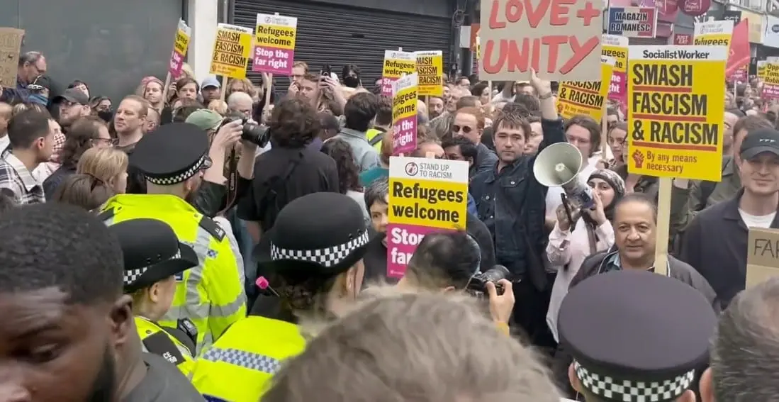 Britai prieš migrantus: dvelkia pilietiniu karu?
