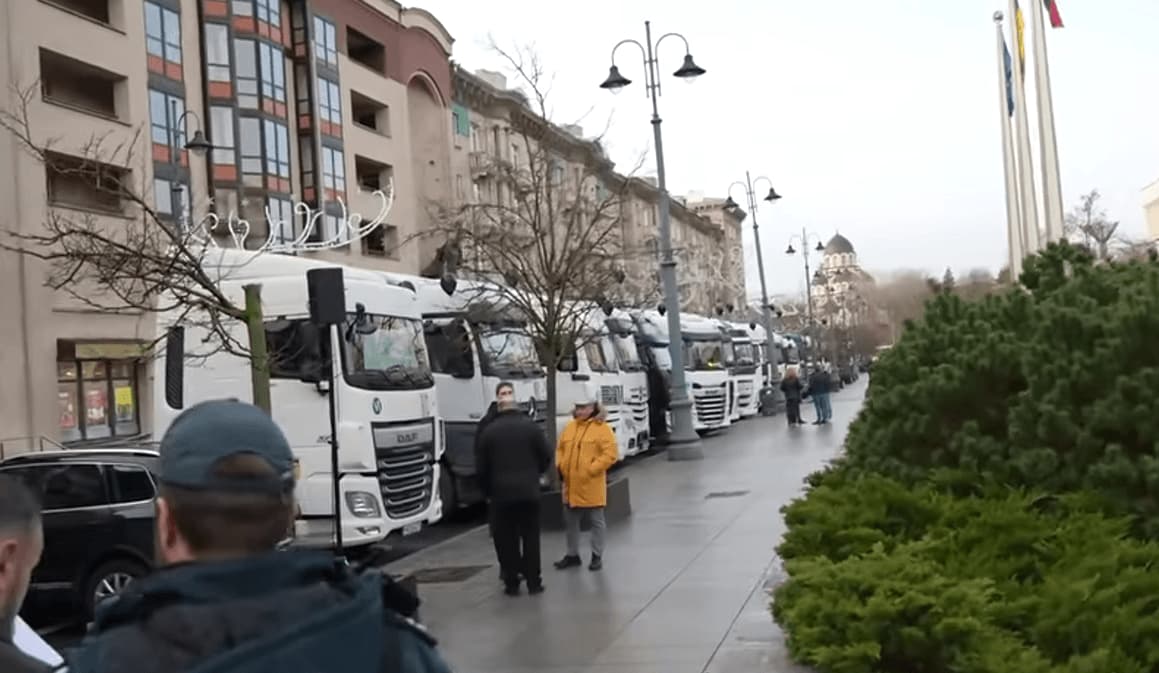 Transporto sektorius braška per siūles: vežėjai šaukiasi pagalbos, Vyriausybė siunčia šaltą dušą