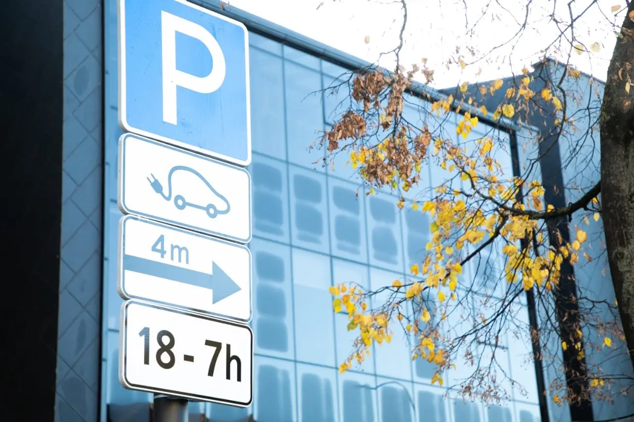 Elektromobiliai ir saulės baterijos: dar vienas valdančiųjų „bizniukas“?