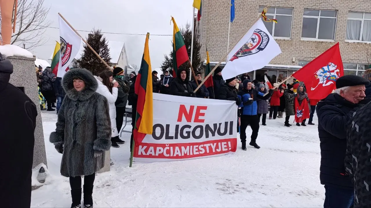 Transliuojame gyvai: Kapčiamiestyje – susikibusių rankomis žmonių grandinė prieš planuojamą poligoną