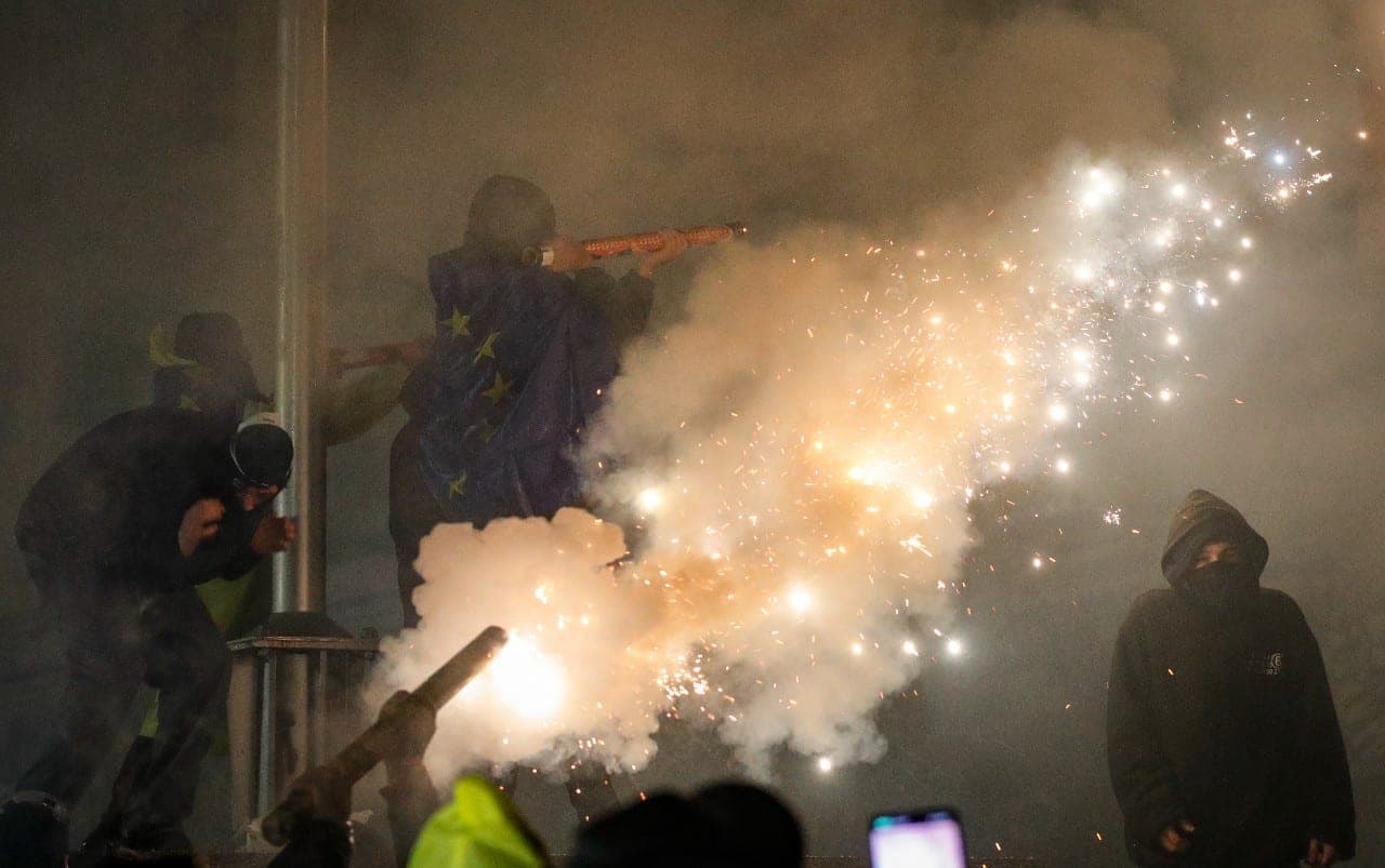 Dvejopi standartai: protestai Gruzijoje – pilietiškumo pavyzdys, o Lietuvoje – chuliganizmo išraiška?
