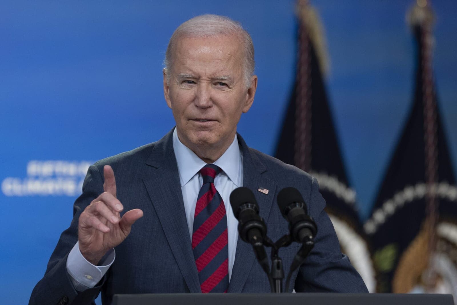 J. Bidenas trumpina kalbas – JAV prezidentui sunkiai sekasi ištarti žodžius?
