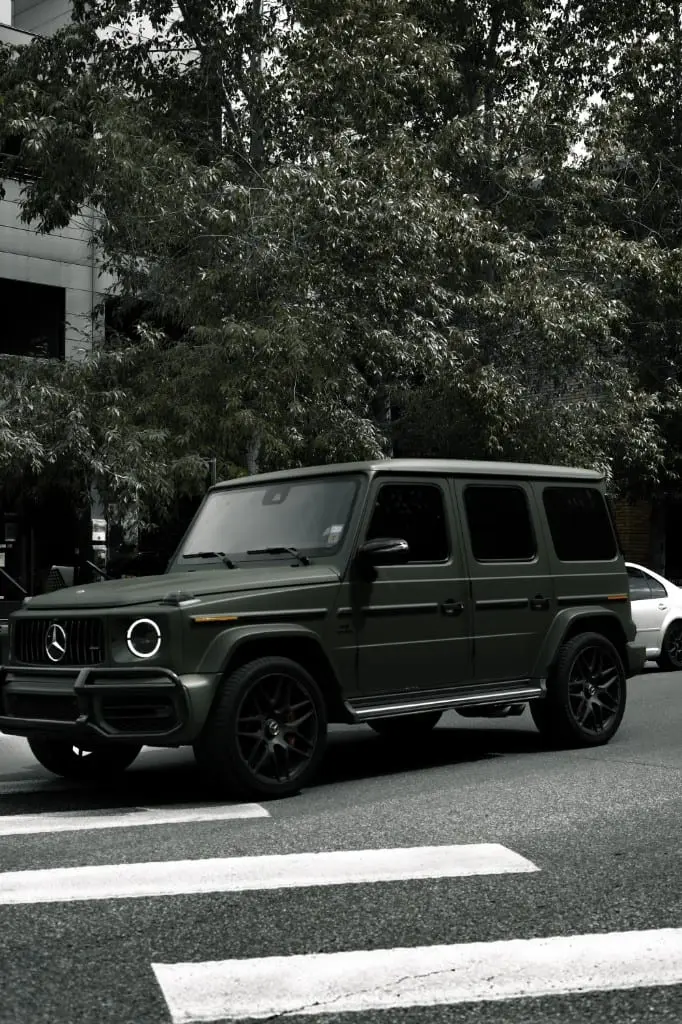 Už aukotus pinigus Raudonasis kryžius pirko prabangius „Mercedes“ džipus?