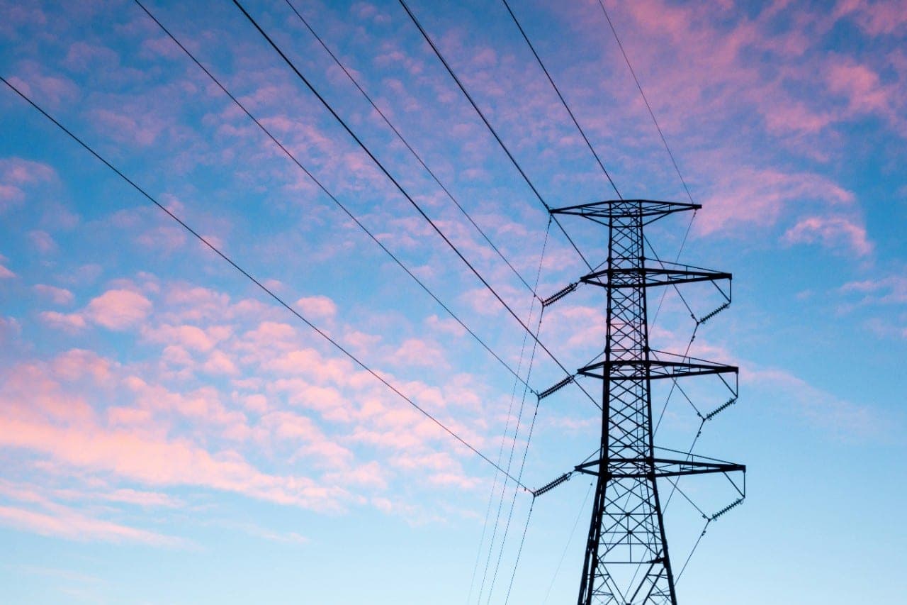 Lietuva žengia į naują energetikos erą: atsijungia nuo BRELL, gyventojai raginami nepanikuoti