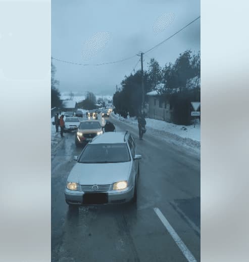Užfiksavo: Kauno rajone Zapyškio kalne – automobilių grūstis, žmonės kelius barsto rankomis