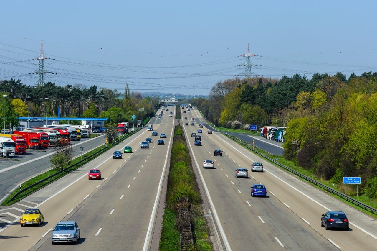 Nuo balandžio 1-osios – svarbūs pokyčiai kelyje: didėja greitis, prasideda vasarinių padangų sezonas
