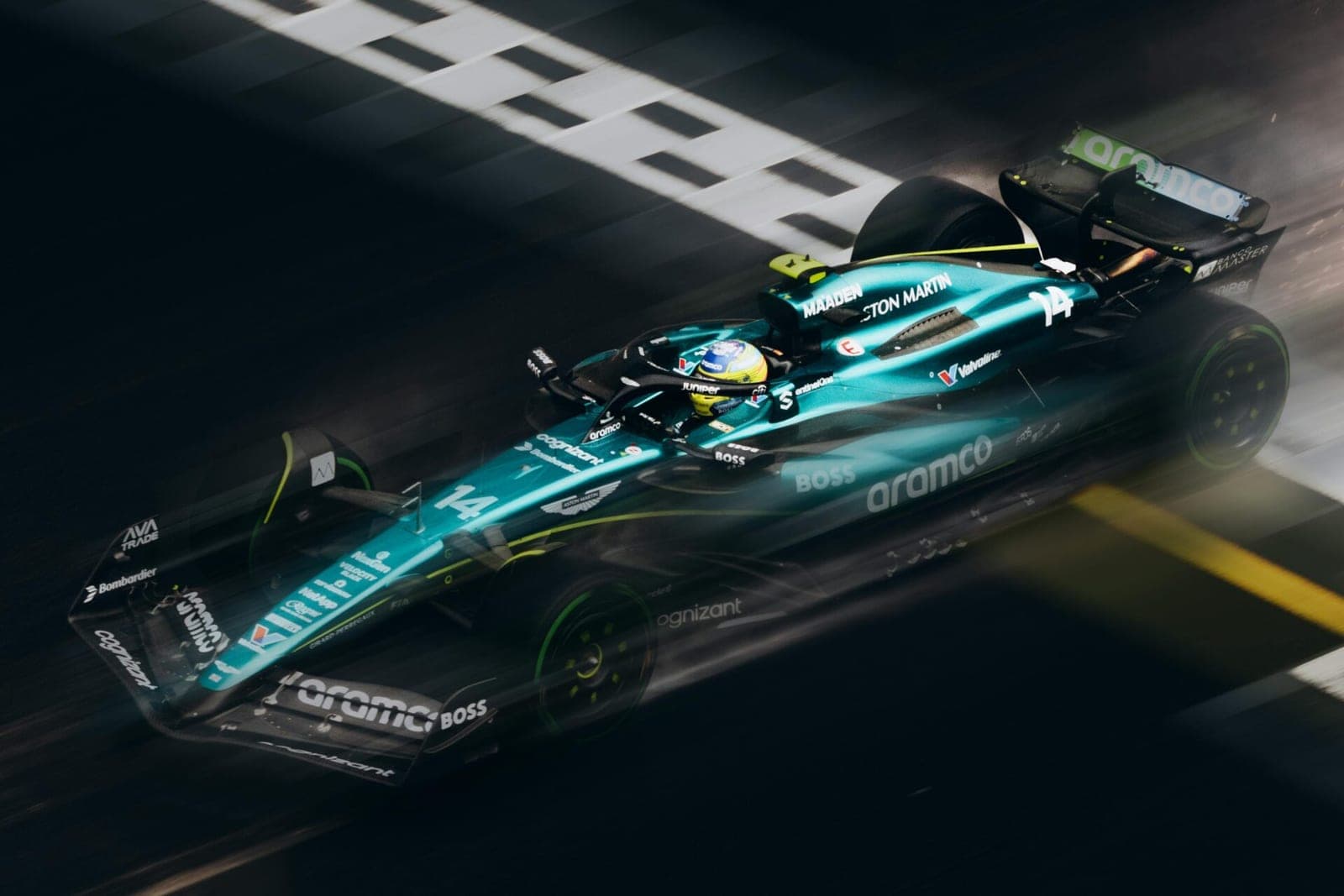 „Coinbase“ su „Aston Martin“ sudarė revoliucinį F1 sandorį: suteiks paramą kriptovaliutomis